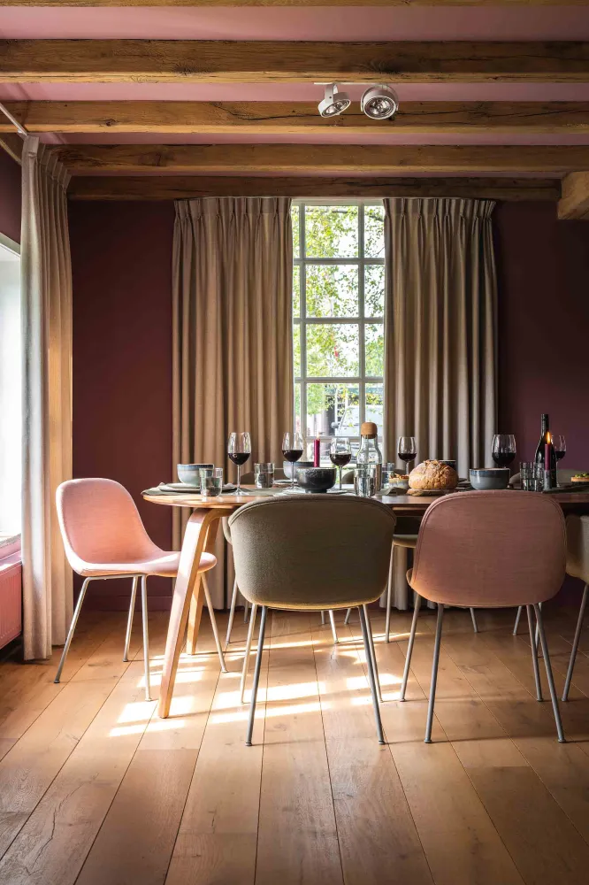 Muuto Fiber eetkamerstoel met arm gestoffeerd Remix 433 vierpoot staal