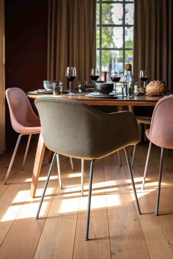 Muuto Fiber eetkamerstoel met arm gestoffeerd Remix 433 vierpoot staal
