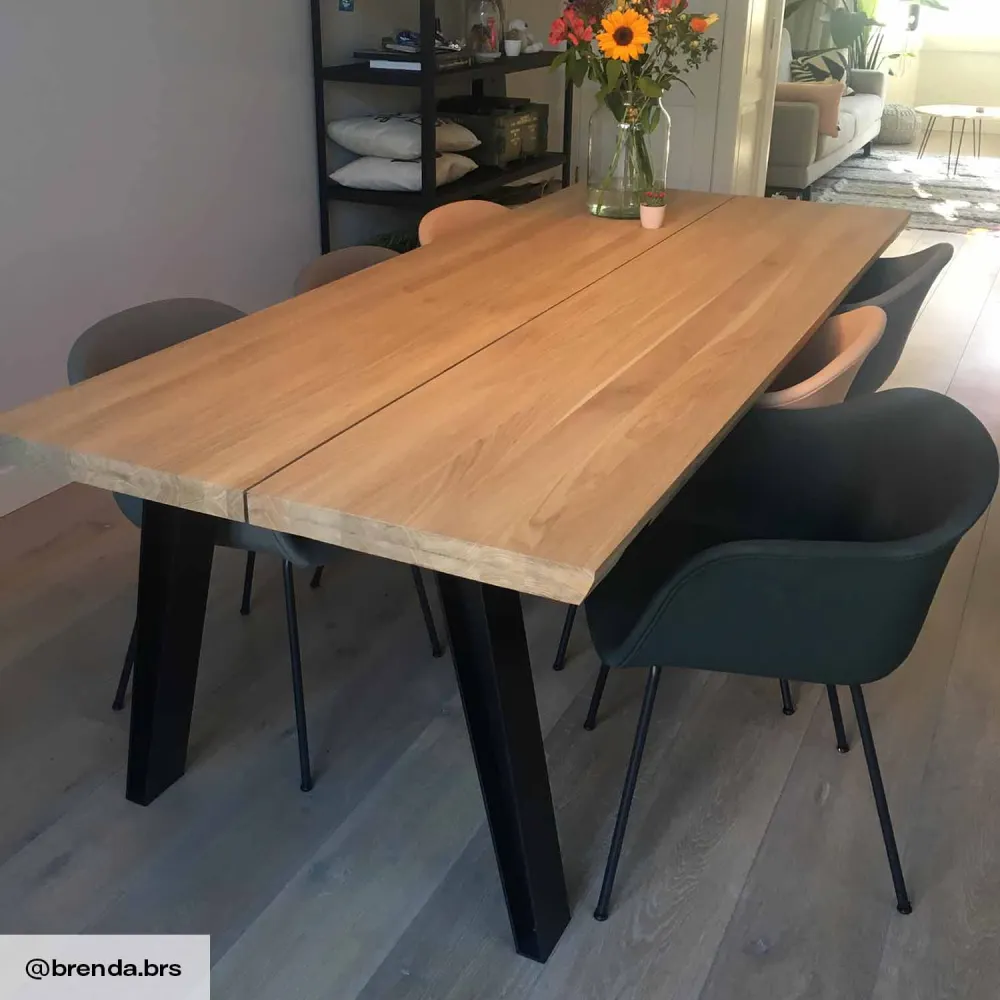 Muuto Fiber eetkamerstoel met arm gestoffeerd Remix 433 vierpoot staal
