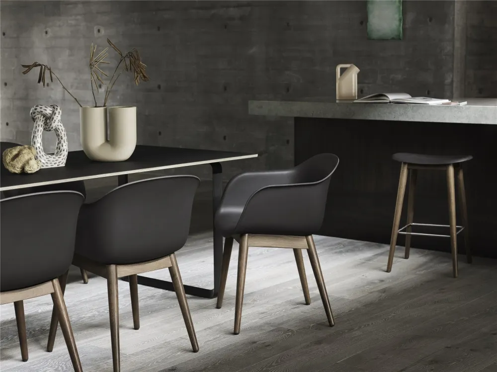 Muuto Fiber eetkamerstoel met arm leder Refine Stone vierpoot donker eikenhout