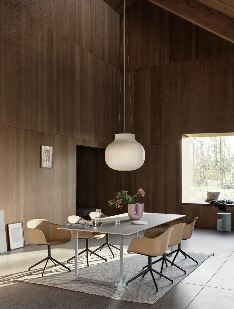 Muuto Fiber eetkamerstoel met arm Oker swivel