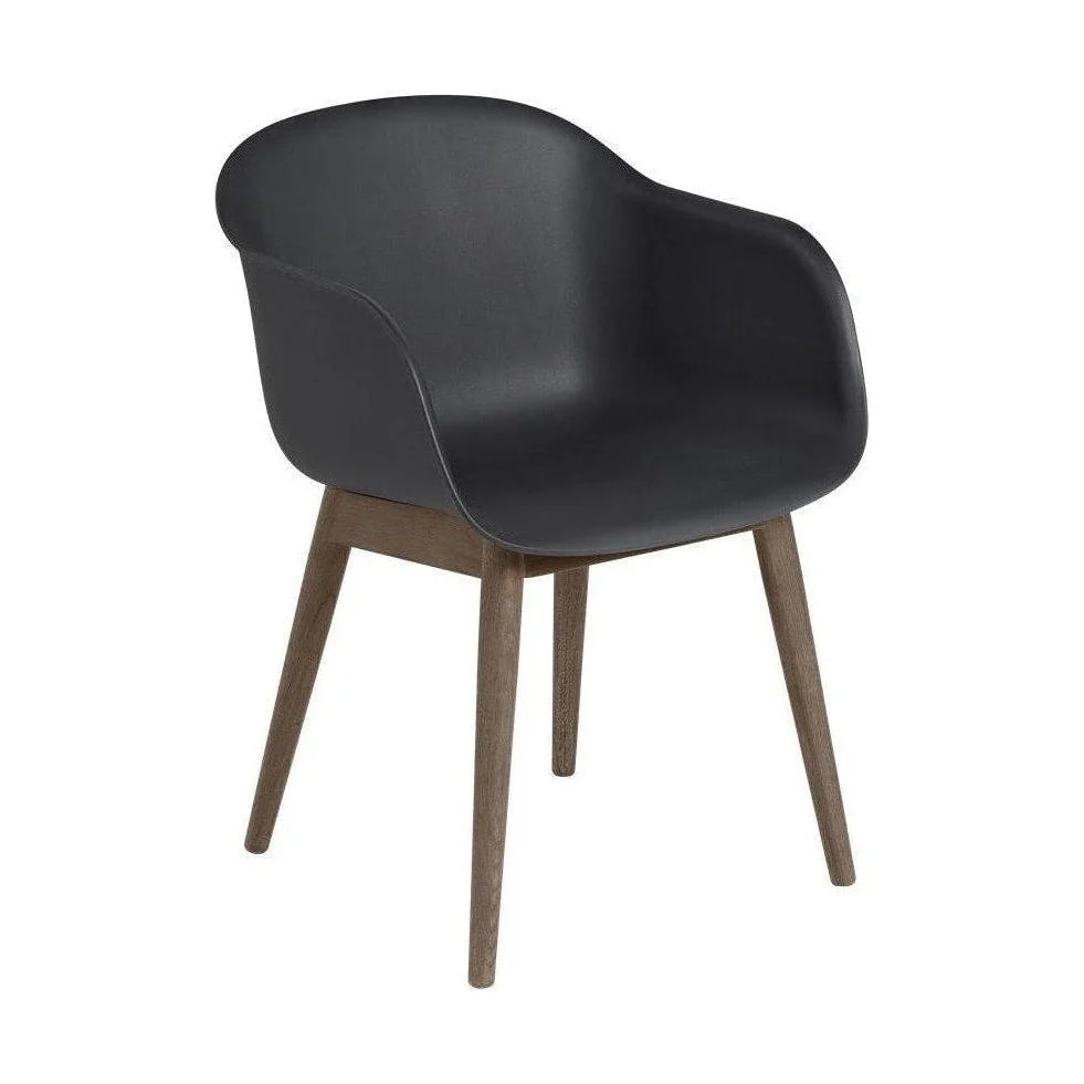 Muuto Fiber eetkamerstoel met arm Zwart vierpoot donker eikenhout