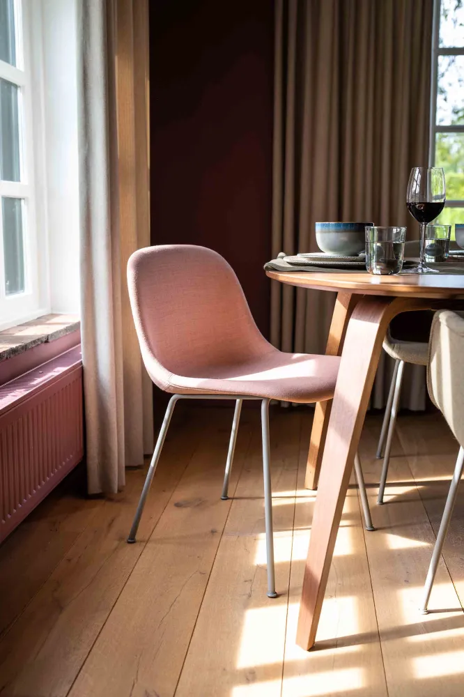 Muuto Fiber Side eetkamerstoel gestoffeerd Remix 133 vierpoot staal