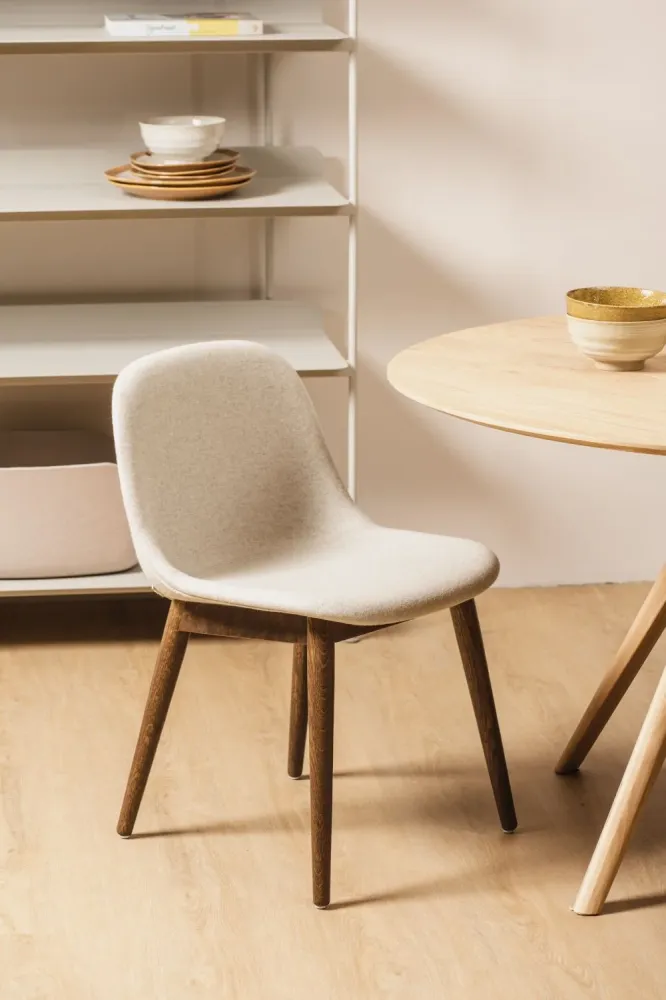 Muuto Fiber Side eetkamerstoel Wit vierpoot eikenhout