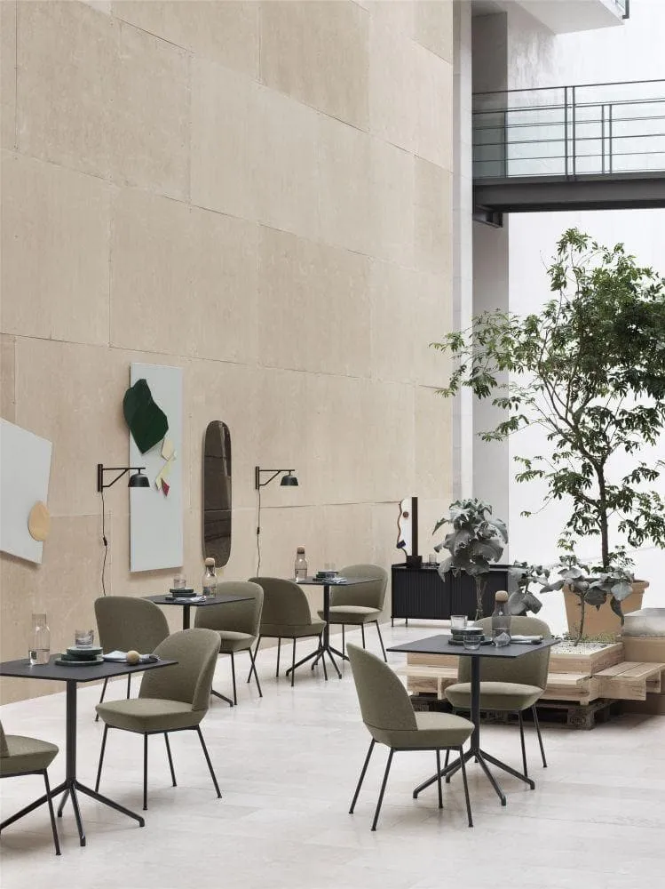 Muuto Oslo Side eetkamerstoel gestoffeerd Ocean 21 vierpoot zwart