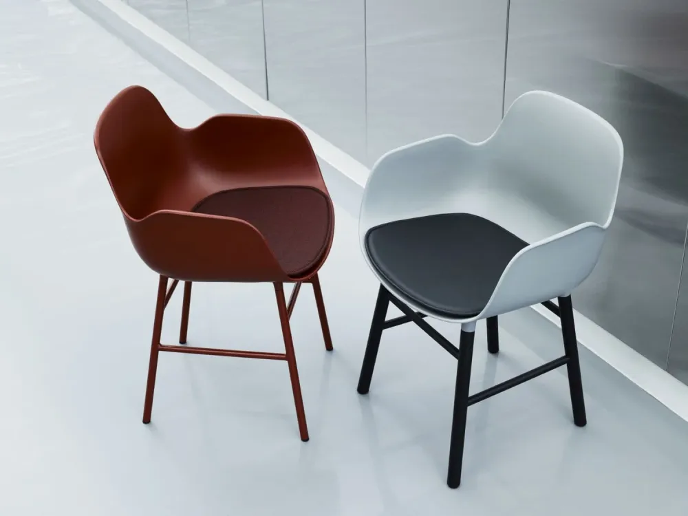 Normann Copenhagen Form armstoel Red vierpoot zwart eikenhout