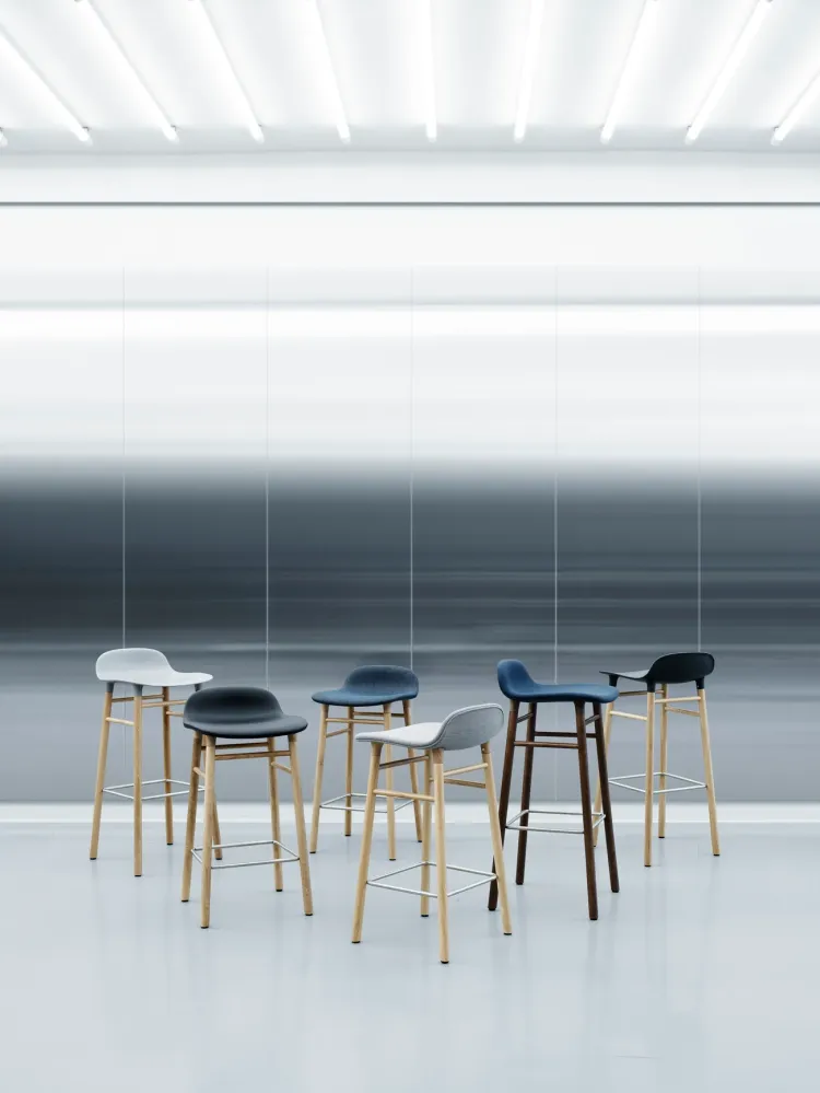 Normann Copenhagen Form barkruk H65 Brown vierpoot eikenhout