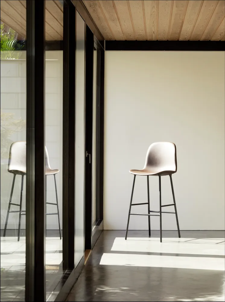 Normann Copenhagen Form barkruk H65 hoge rug gestoffeerd Remix 133 vierpoot staal