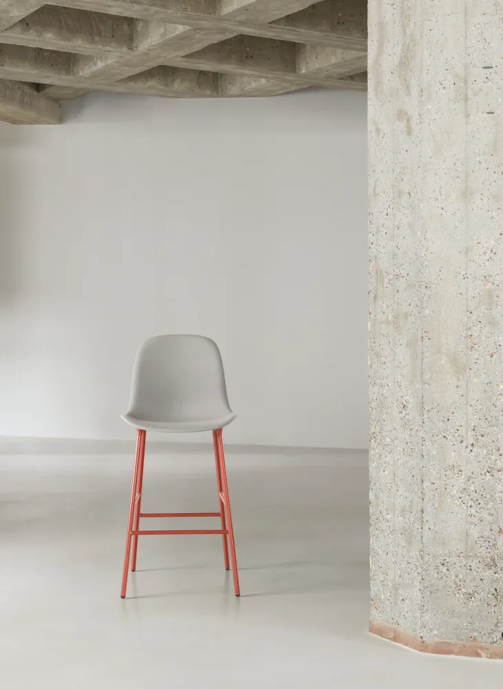 Normann Copenhagen Form barkruk H65 hoge rug gestoffeerd Remix 133 vierpoot staal