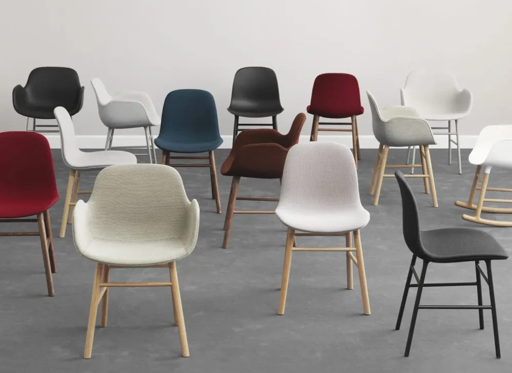 Normann Copenhagen Form eetkamerstoel Red vierpoot zwart eikenhout