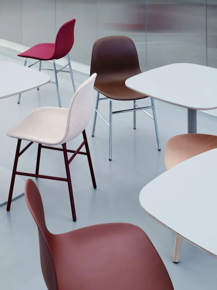 Normann Copenhagen Form eetkamerstoel Red vierpoot zwart eikenhout