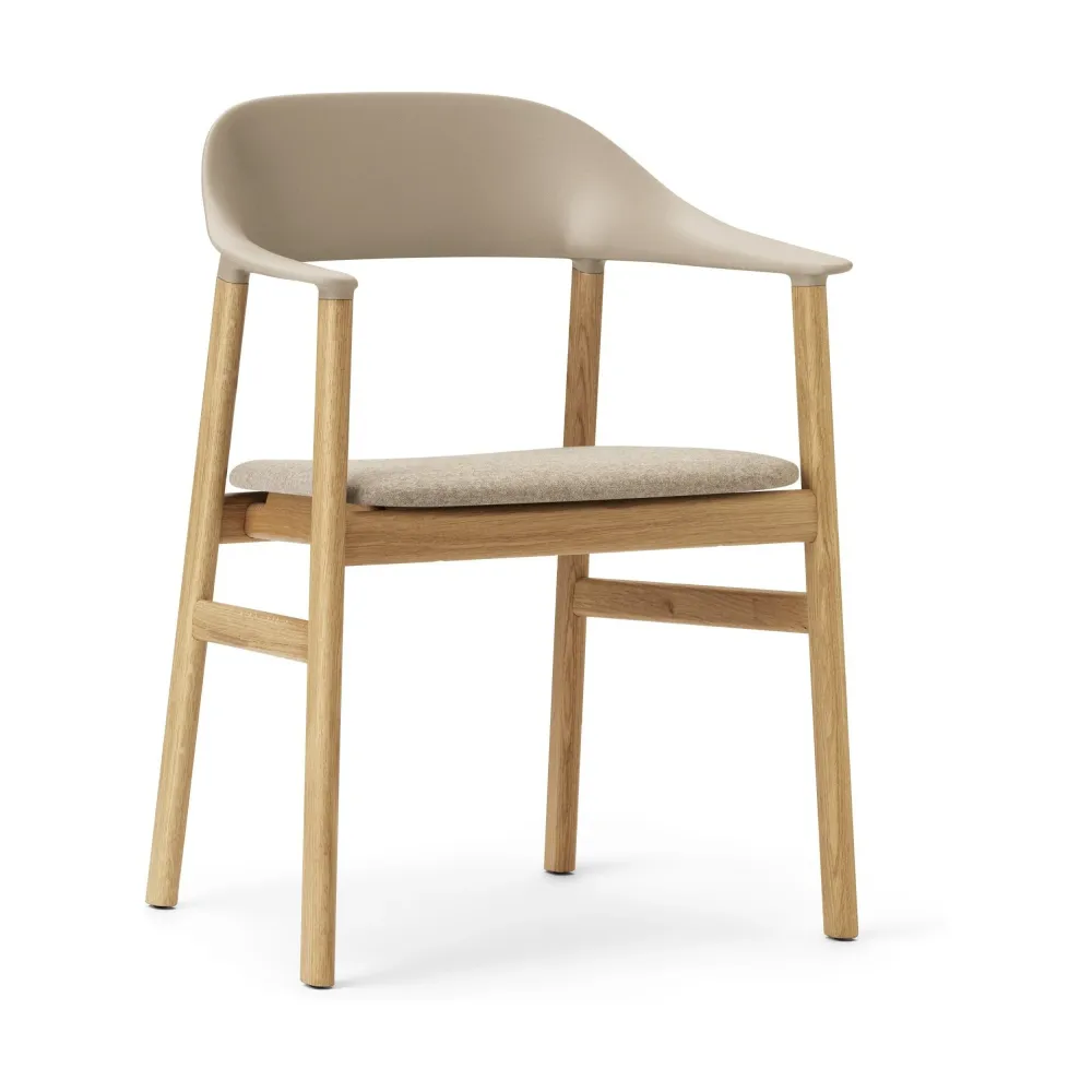 Normann Copenhagen Herit armstoel Sand gestoffeerd Synergy Chain eiken