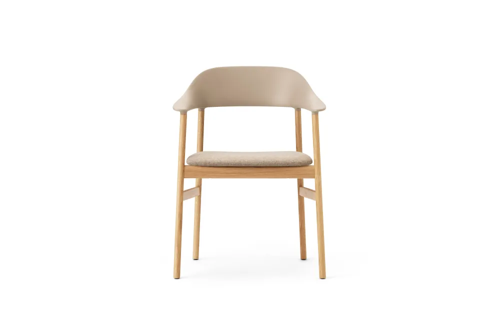Normann Copenhagen Herit armstoel Sand gestoffeerd Synergy Chain eiken