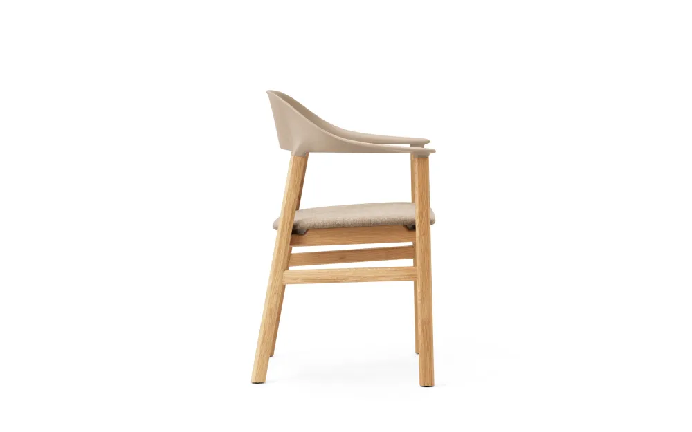 Normann Copenhagen Herit armstoel Sand gestoffeerd Synergy Chain eiken