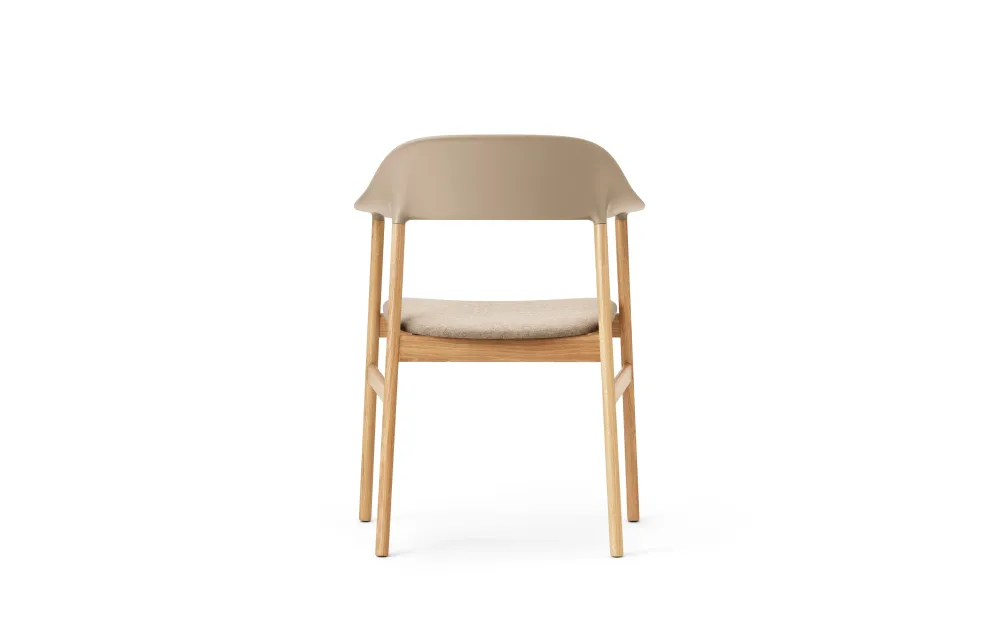 Normann Copenhagen Herit armstoel Sand gestoffeerd Synergy Chain eiken