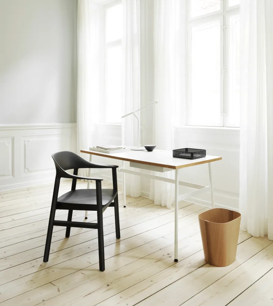 Normann Copenhagen Herit armstoel Sand leder Spectrum Marble eiken