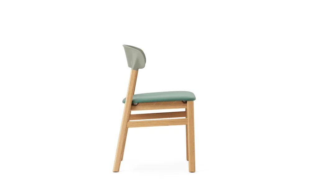 Normann Copenhagen Herit eetkamerstoel Dusty Green gestoffeerd Synergy Append eiken