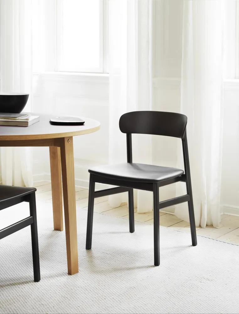 Normann Copenhagen Herit eetkamerstoel Dusty Green gestoffeerd Synergy Append eiken