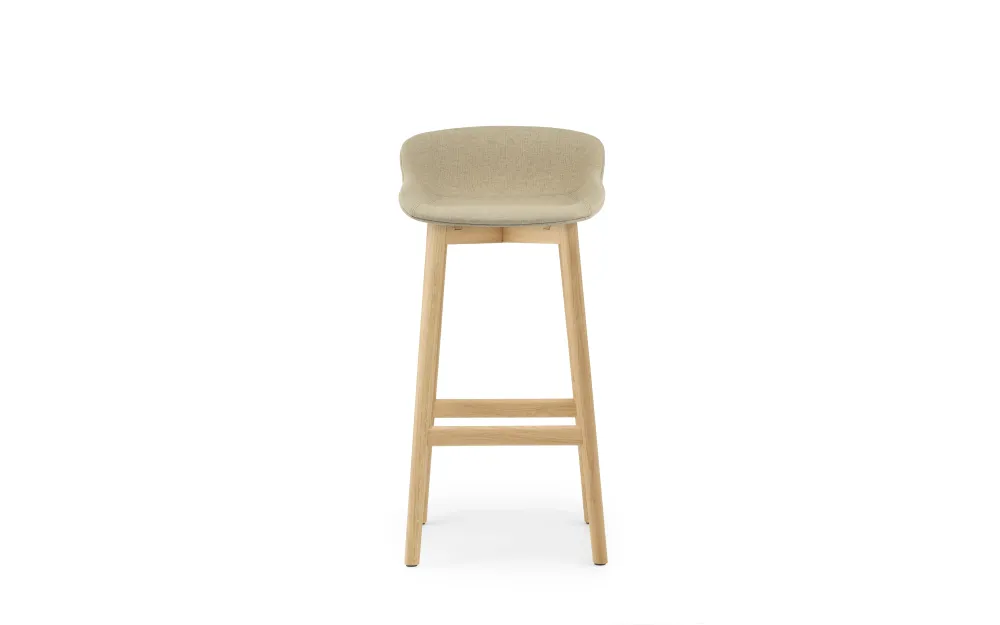 Normann Copenhagen Hyg barkruk H75 Beige gestoffeerd MLF20 eiken