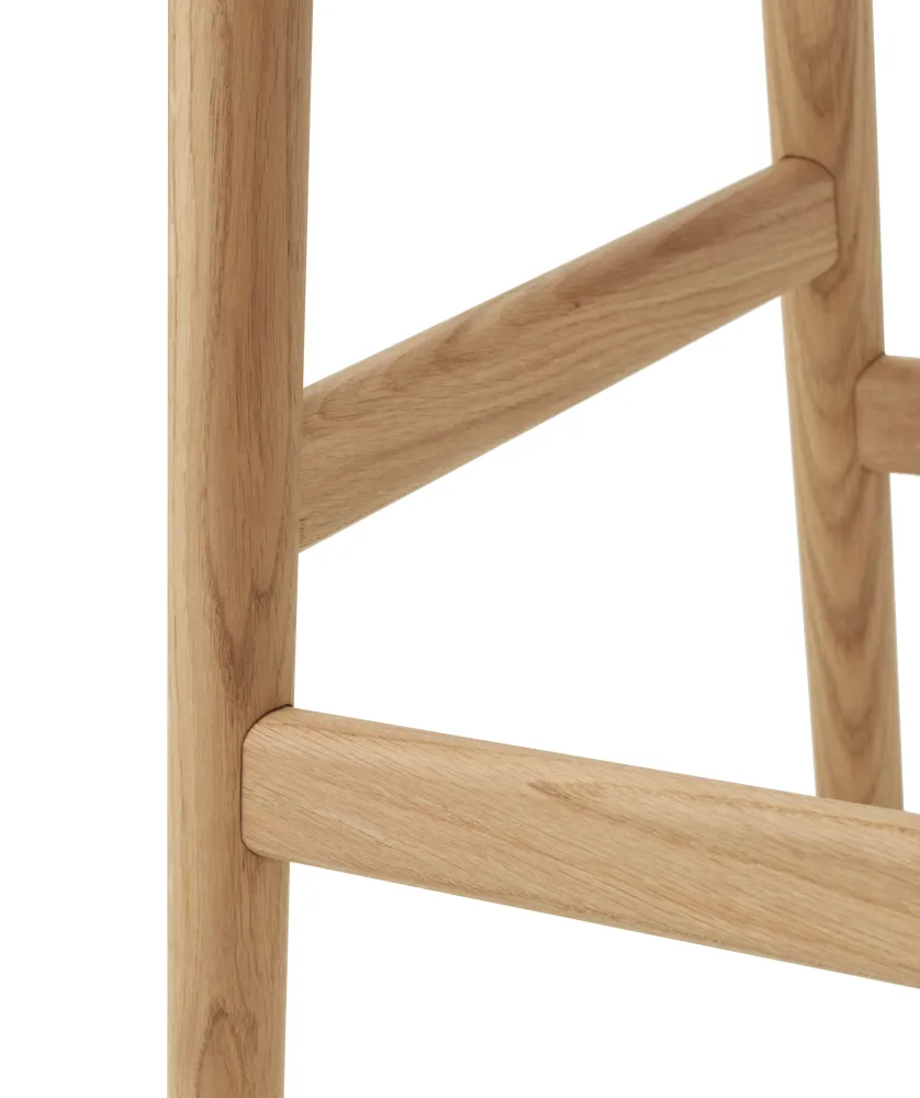 Normann Copenhagen Hyg barkruk H75 Beige gestoffeerd MLF20 eiken