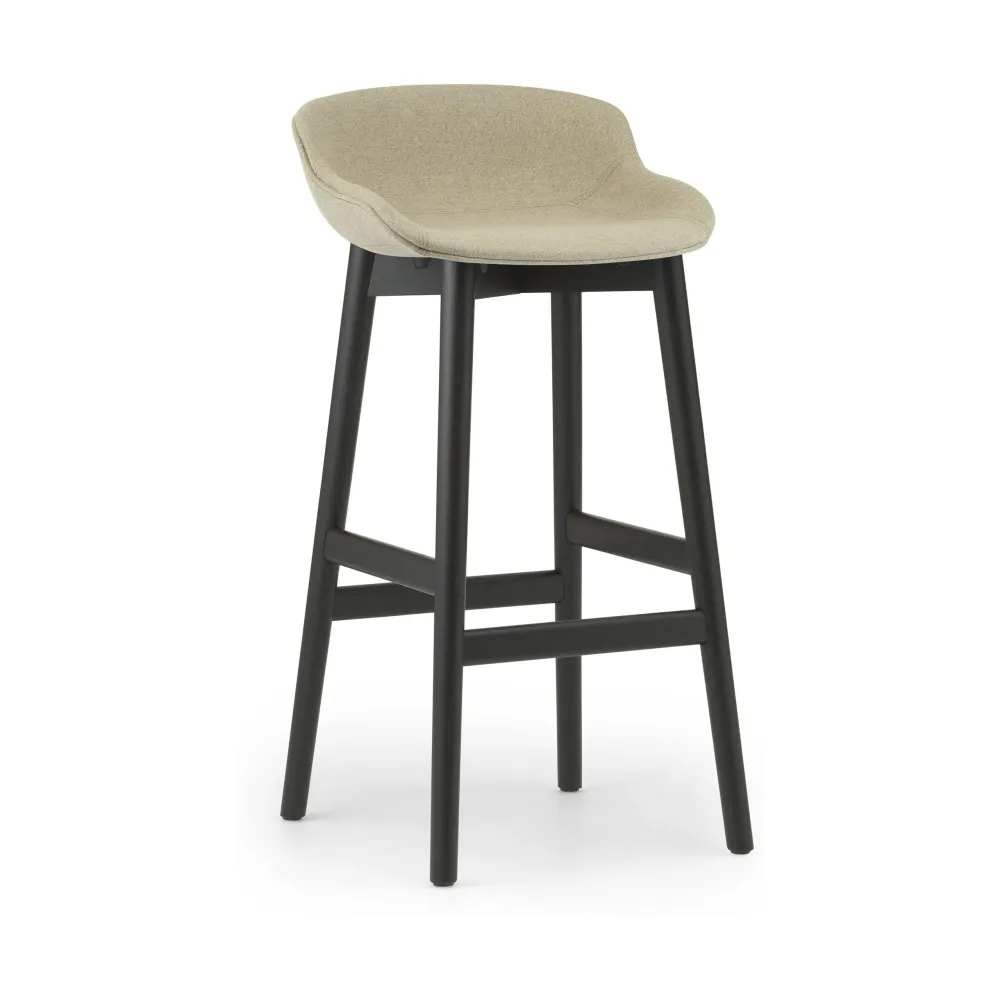 Normann Copenhagen Hyg barkruk H75 Beige gestoffeerd MLF20 zwart eiken