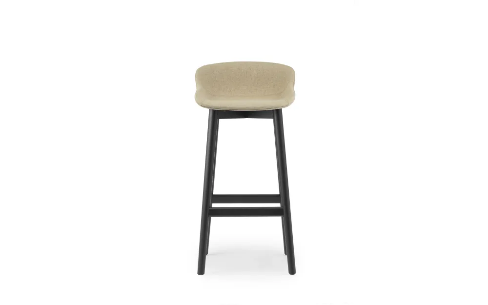 Normann Copenhagen Hyg barkruk H75 Beige gestoffeerd MLF20 zwart eiken