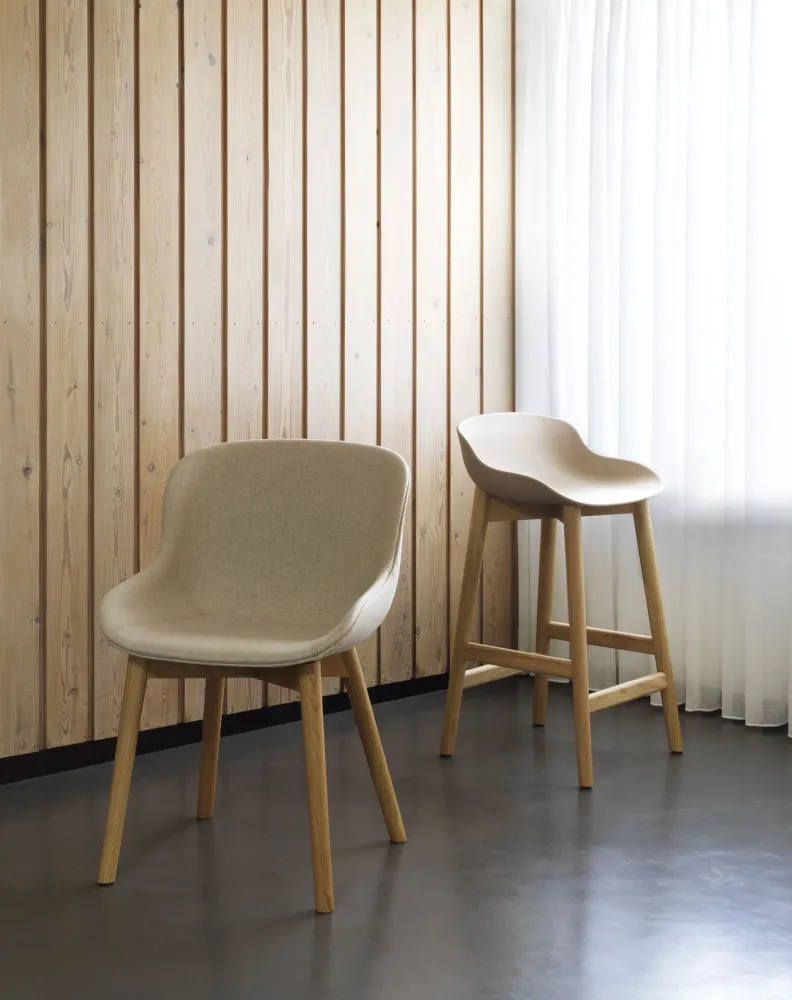 Normann Copenhagen Hyg barkruk H75 Beige gestoffeerd MLF20 zwart eiken