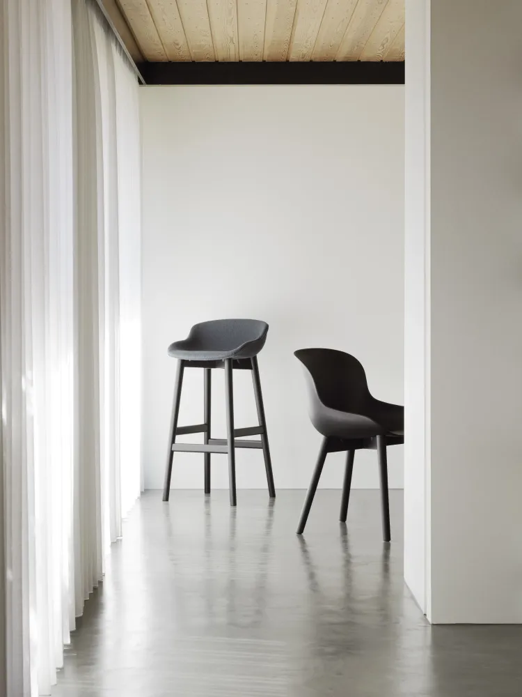 Normann Copenhagen Hyg barkruk H75 Grey gestoffeerd LDS08 eiken