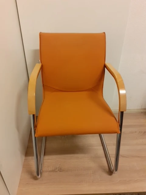 Vergaderstoel oranje Ahrends Slede stoel met chroom frame Office Comfort