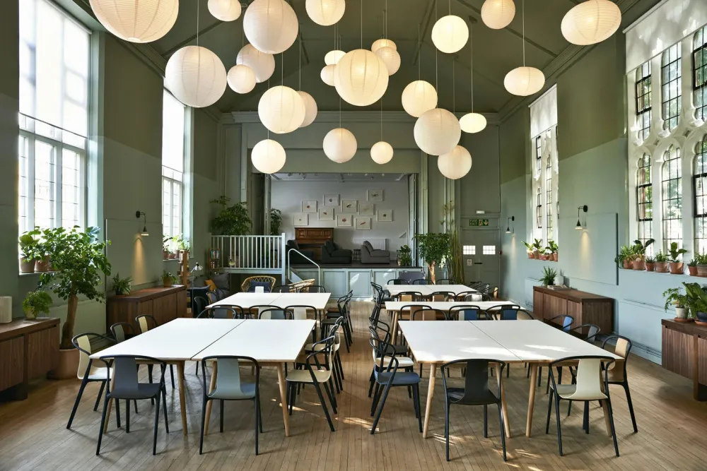 Vitra Belleville eetkamerstoel met arm donker eiken