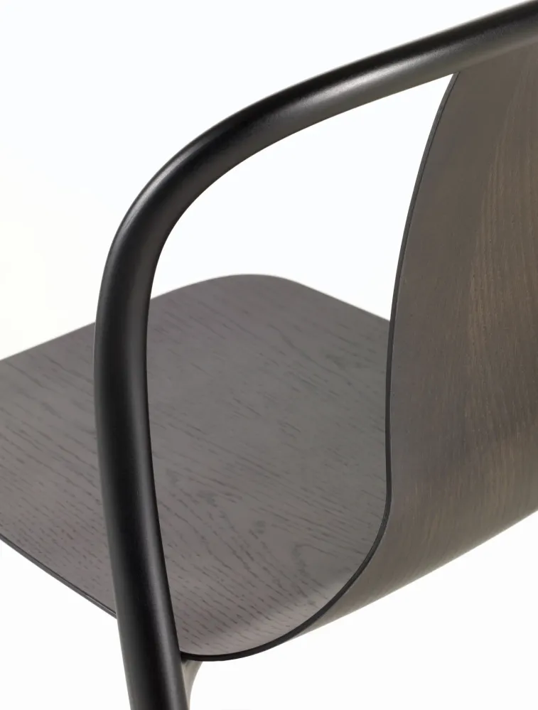Vitra Belleville eetkamerstoel met arm donker eiken
