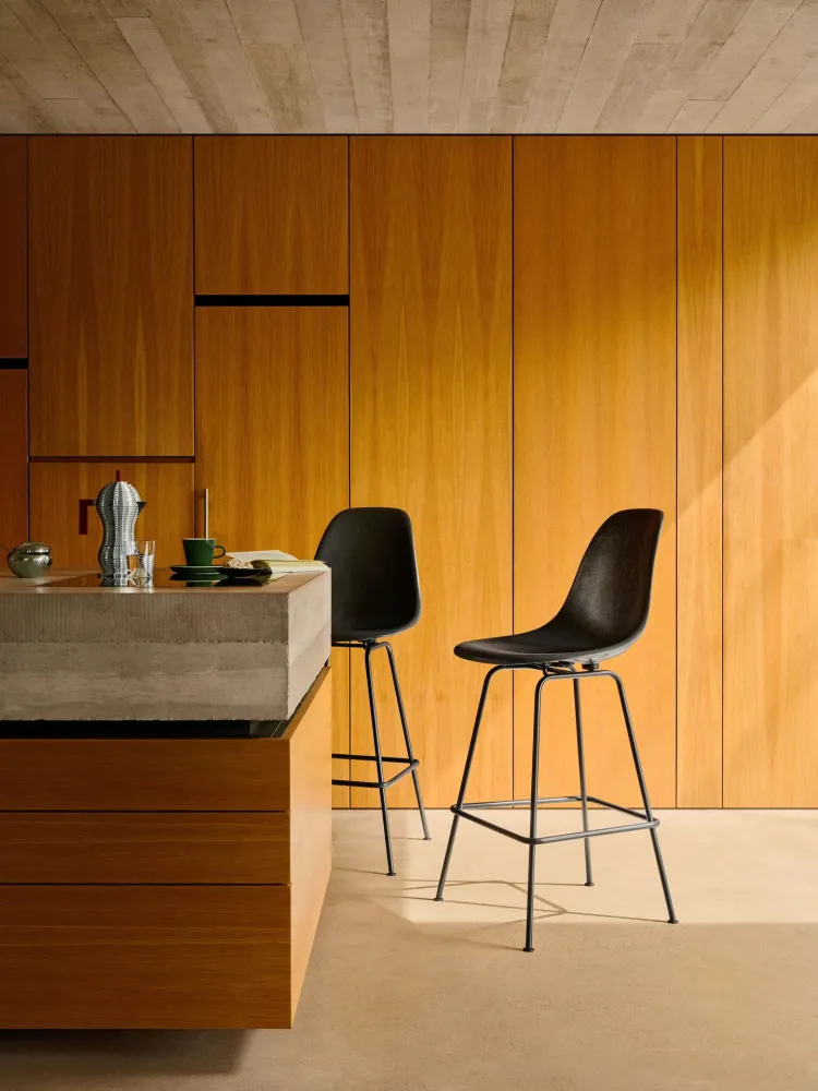 Vitra Eames barkruk H67 Rusty Orange zwart gepoedercoat