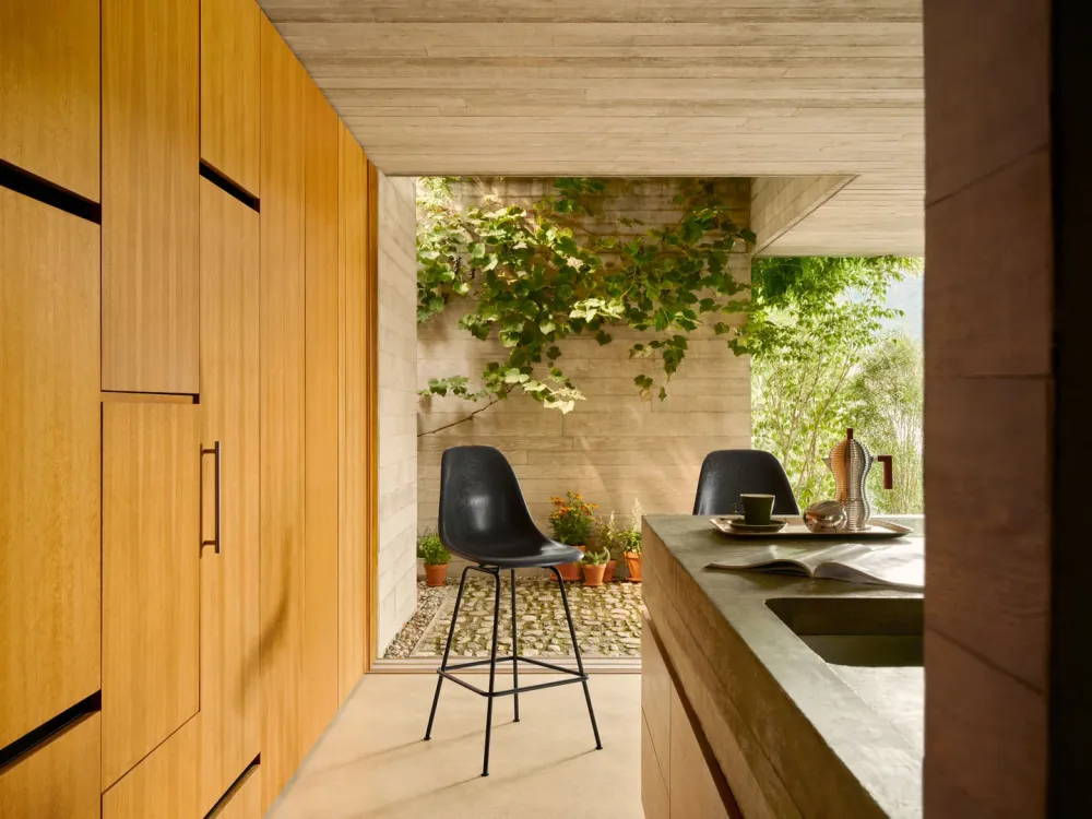 Vitra Eames barkruk H80 Forest zwart gepoedercoat