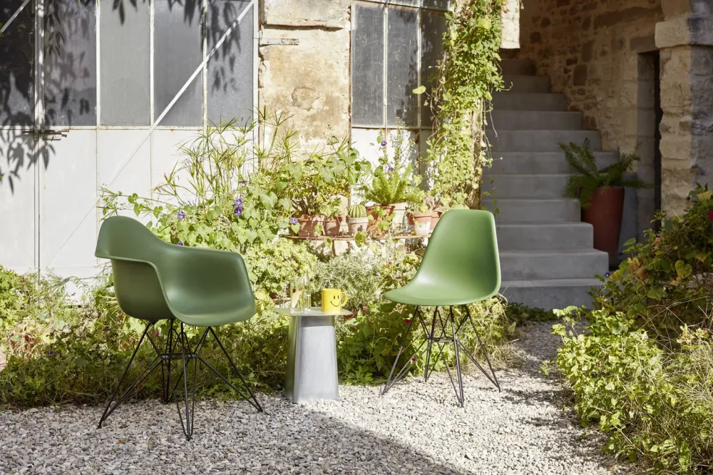 Vitra Eames DAR eetkamerstoel met arm Forest verchroomd