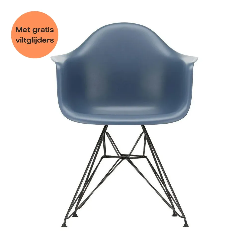 Vitra Eames DAR eetkamerstoel met arm Sea Blue zwart gepoedercoat