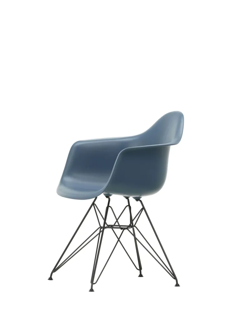 Vitra Eames DAR eetkamerstoel met arm Sea Blue zwart gepoedercoat