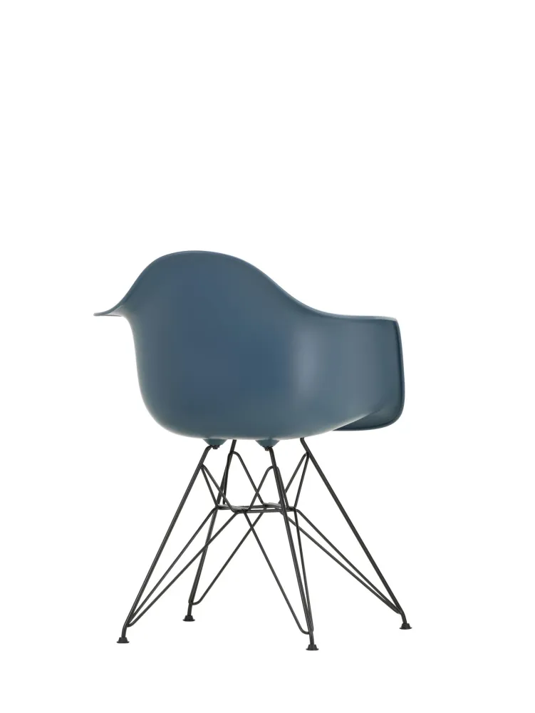 Vitra Eames DAR eetkamerstoel met arm Sea Blue zwart gepoedercoat
