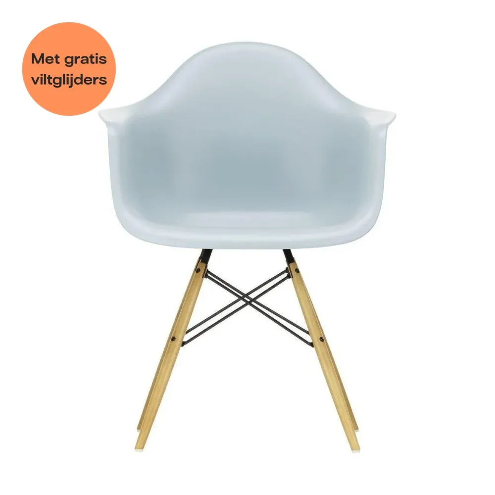 Vitra Eames DAW eetkamerstoel met arm Ice Grey esdoorn