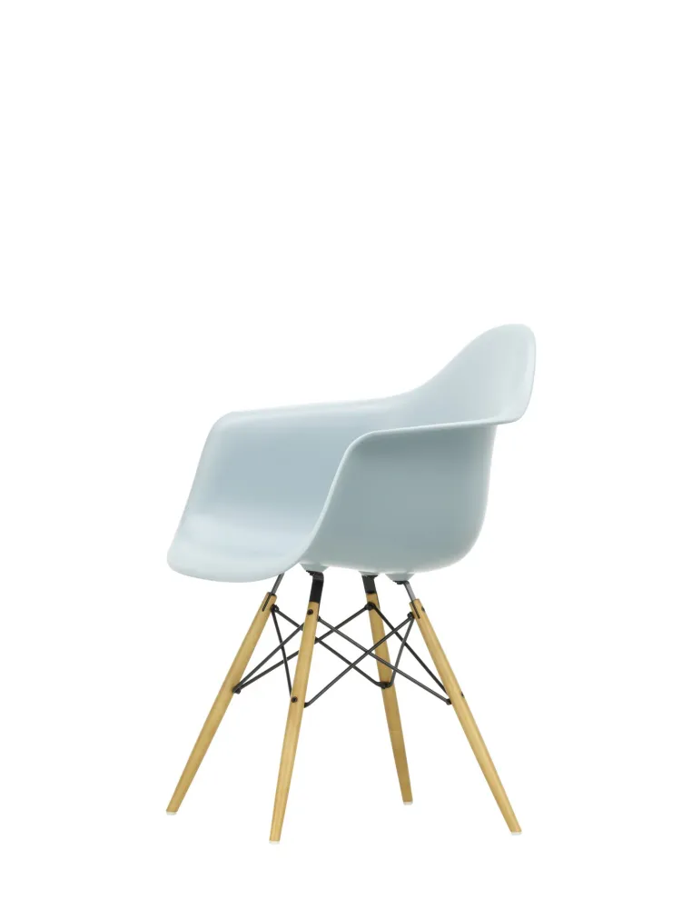 Vitra Eames DAW eetkamerstoel met arm Ice Grey esdoorn