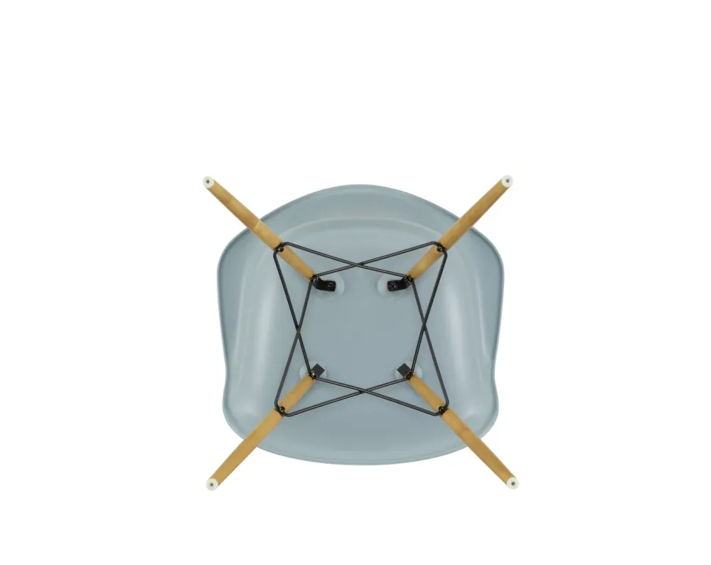 Vitra Eames DAW eetkamerstoel met arm Ice Grey esdoorn
