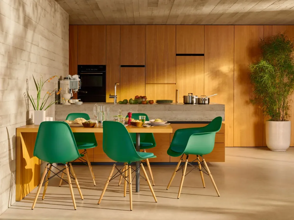 Vitra Eames DAW eetkamerstoel met arm Light Grey esdoorn