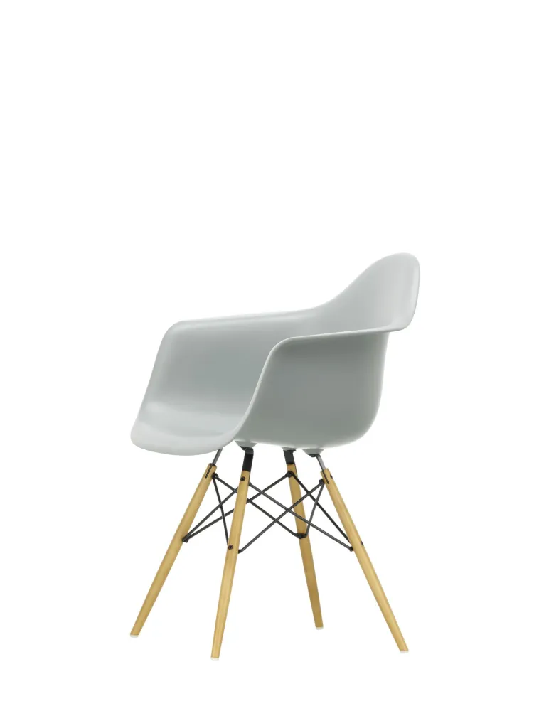 Vitra Eames DAW eetkamerstoel met arm Light Grey esdoorn