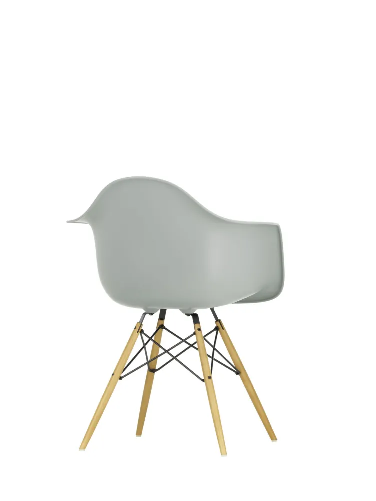 Vitra Eames DAW eetkamerstoel met arm Light Grey esdoorn