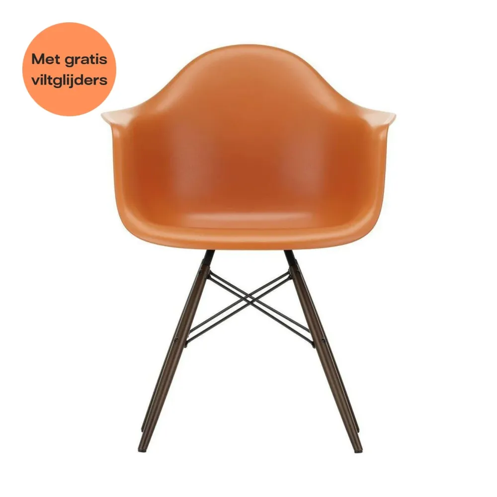 Vitra Eames DAW eetkamerstoel met arm Rusty Orange donker esdoorn