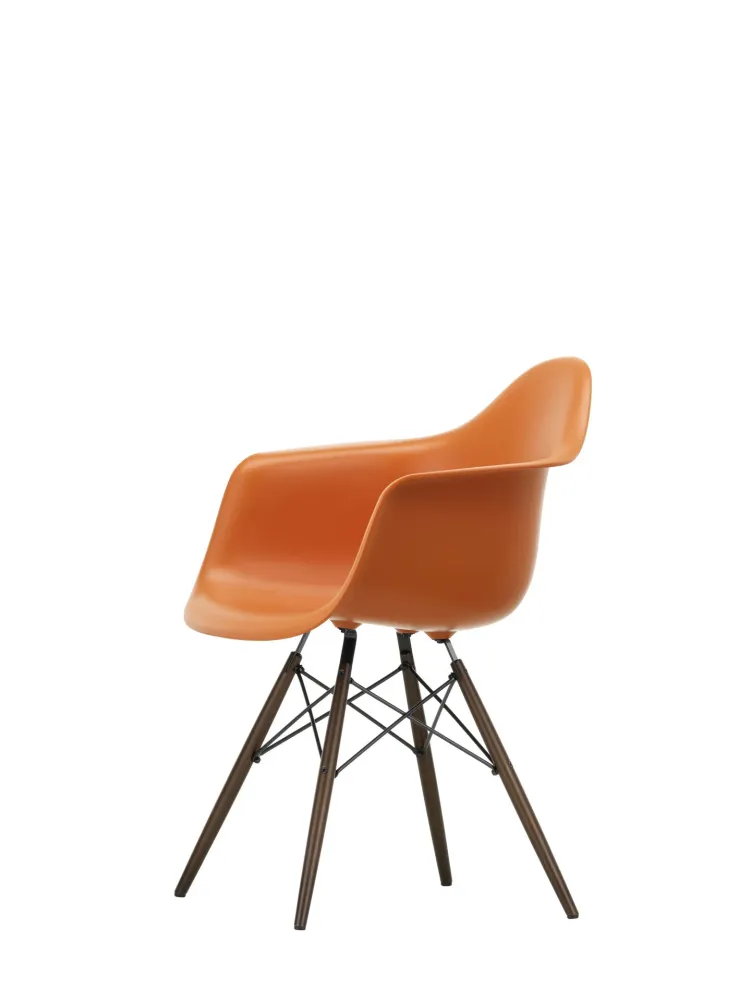 Vitra Eames DAW eetkamerstoel met arm Rusty Orange donker esdoorn