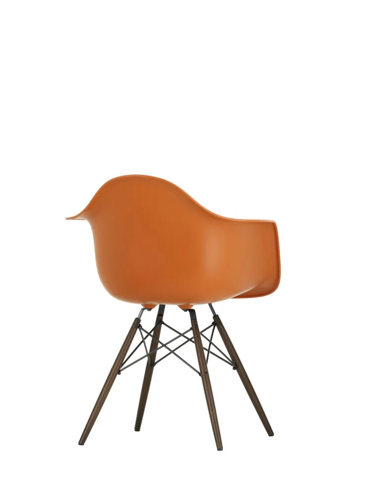 Vitra Eames DAW eetkamerstoel met arm Rusty Orange donker esdoorn