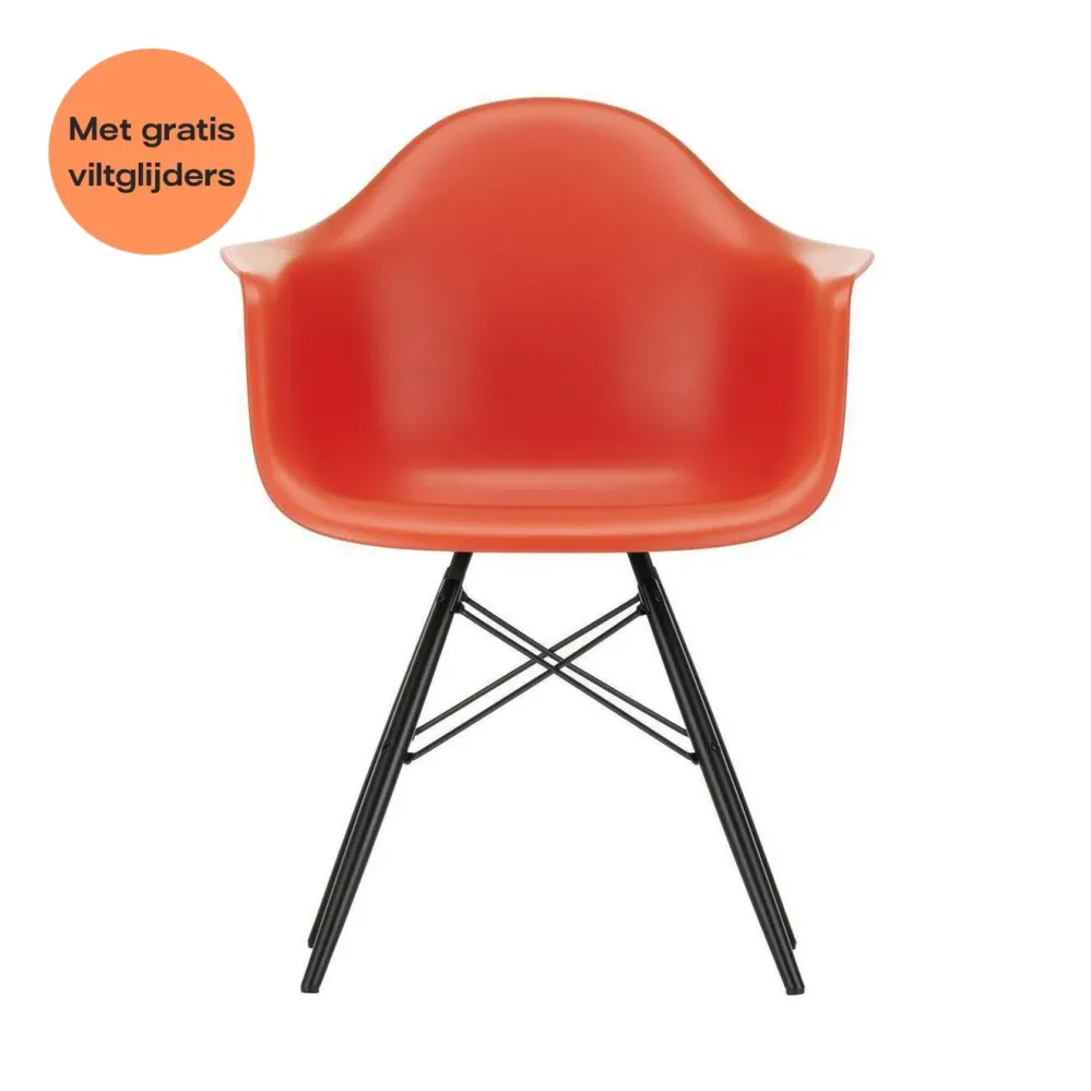 Vitra Eames DAW eetkamerstoel met arm Poppy Red zwart esdoorn
