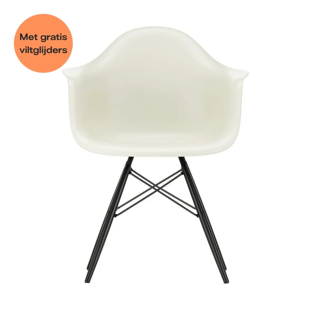Vitra Eames DAW eetkamerstoel met arm Pebble zwart esdoorn