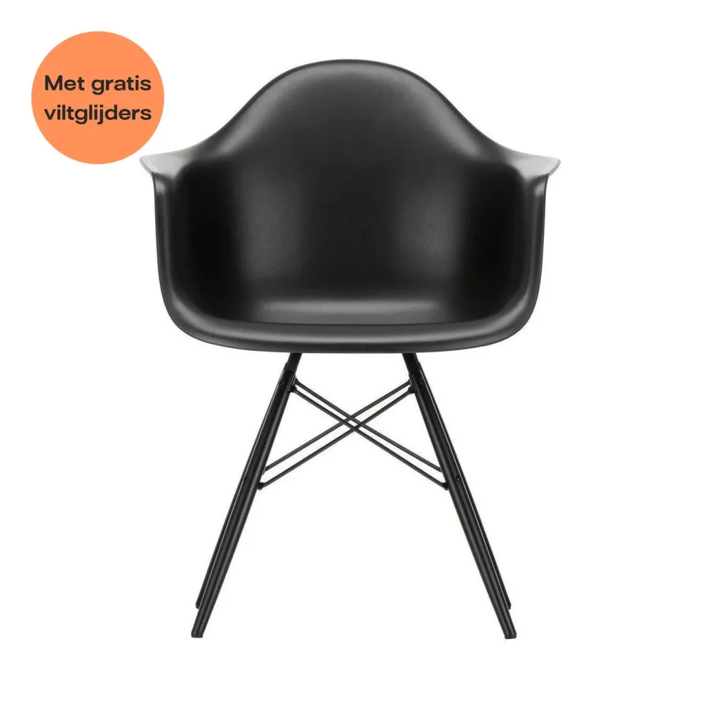 Vitra Eames DAW eetkamerstoel met arm Deep Black zwart esdoorn