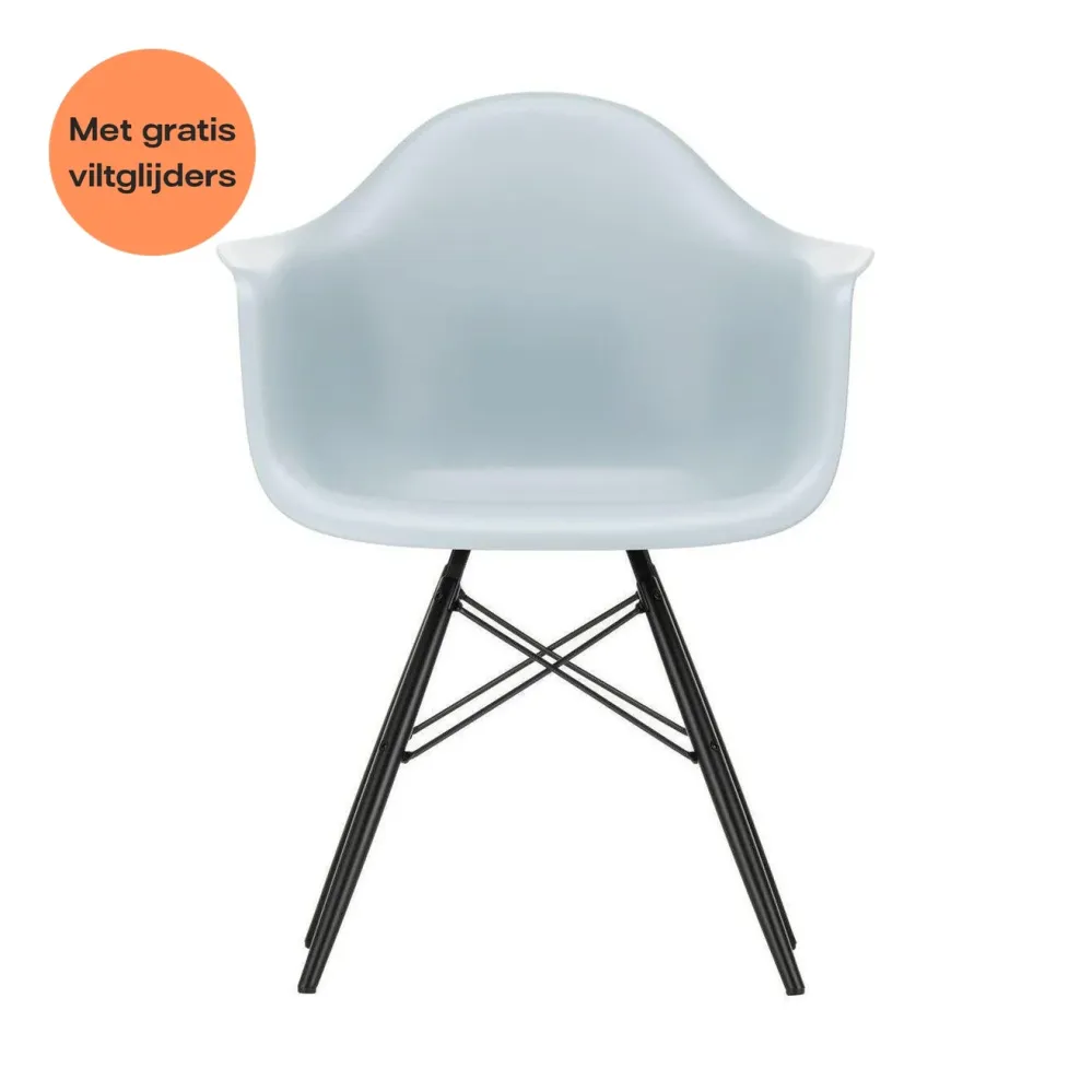Vitra Eames DAW eetkamerstoel met arm Ice Grey zwart esdoorn